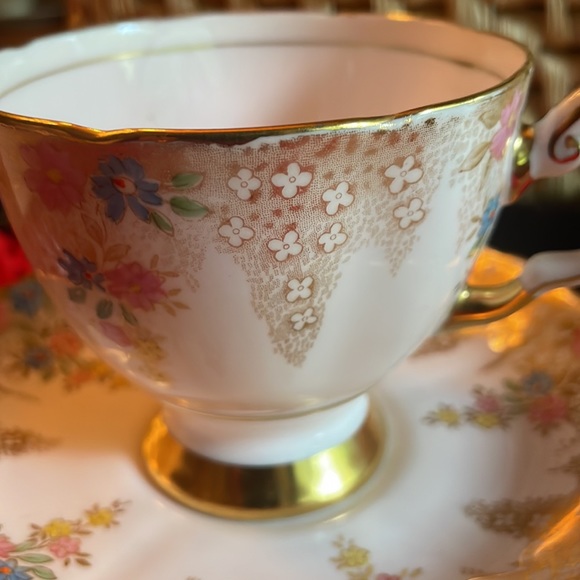 BEAUTIFUL ANTIQUE TUSCAN TEACUP AND SAUCER IN PINK & GOLD - Picture 2 of 12